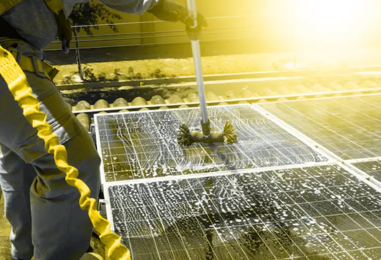 Manutenção e limpeza de painéis solares